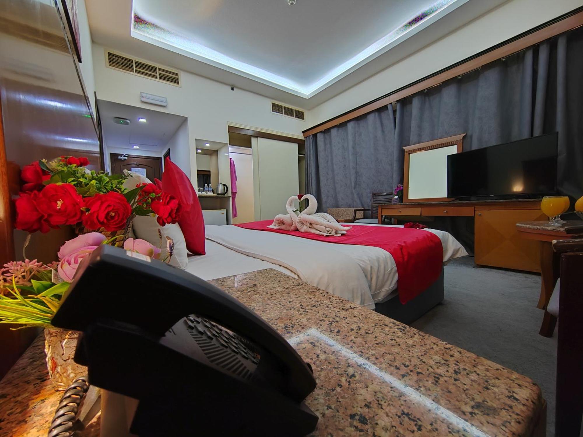 Le Paradise Palace Hotel Dubai Bagian luar foto