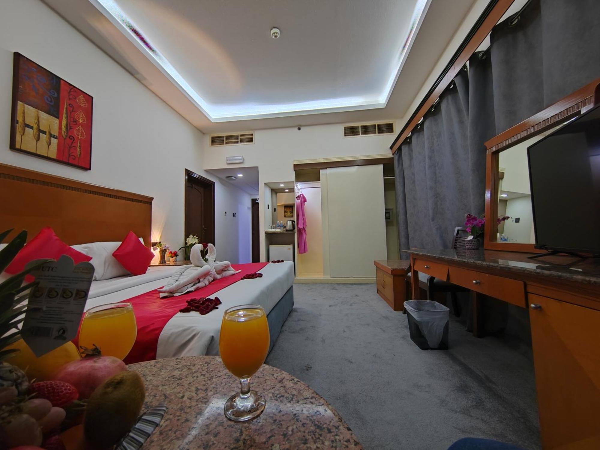 Le Paradise Palace Hotel Dubai Bagian luar foto